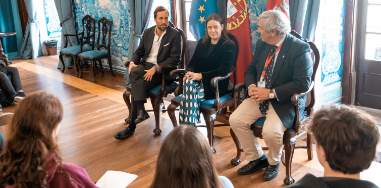 European project hosts speaking with Erasmus+ pupils